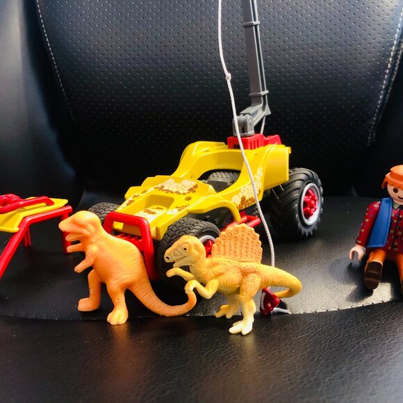 Playmobil 4175 Dino Expedition Amphibious Vehicle with Explorer & Dinosaurs - Picture 2 of 3